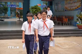 Thí sinh tại điểm thi Trường Trung học cơ sở Dương Bá Trạc (phường Chánh Hưng) hoàn thành bài thi môn Ngữ văn. (Ảnh: Trung Tuyến/TTXVN)
