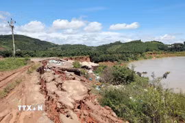 Sạt lở đang nhấn chìm nhiều đoạn, tuyến giao thông nội đồng ven sông Krông Nô, đoạn qua xã Nâm Nung, tỉnh Lâm Đồng. (Ảnh: Hưng Thịnh/TTXVN)