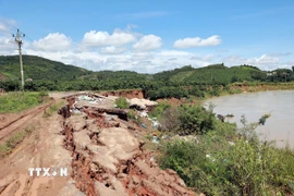 Sạt lở đang nhấn chìm nhiều đoạn, tuyến giao thông nội đồng ven sông Krông Nô, đoạn qua xã Nâm Nung, tỉnh Lâm Đồng. (Ảnh: Hưng Thịnh/TTXVN)