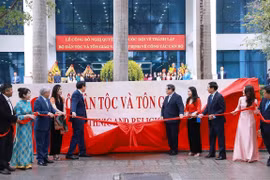 Thủ tướng Phạm Minh Chính và các đại biểu thực hiện nghi thức ra mắt Bộ Dân tộc và Tôn giáo. (Ảnh: Dương Giang/TTXVN)