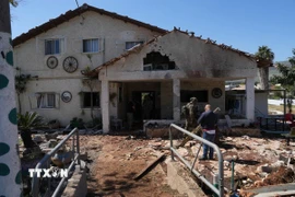 Cảnh đổ nát sau cuộc tấn công tại Moshav Kfar Yuval ở miền Bắc Israel, gần biên giới với Liban, ngày 3/3/2026. (Nguồn: THX/TTXVN)