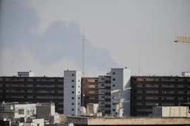 Khói bốc lên sau một vụ tấn công tại Tehran, Iran. (Ảnh: THX/TTXVN)