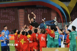 Huấn luyện viên Kim Sang-sik thêm một lần cùng bóng đá Việt Nam "chinh phục" thành công Rajamangala, mang về tấm huy chương Vàng quý giá cho bóng đá Việt Nam tại kỳ SEA Games 33 này. (Ảnh: Minh Quyết/TTXVN)