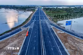 Cao tốc Cần Thơ-Cà Mau sẽ khánh thành đoạn Cần Thơ-Hậu Giang và thông xe kỹ thuật đoạn Hậu Giang-Cà Mau vào sáng 19/12. (Ảnh: Thanh Liêm/TTXVN)