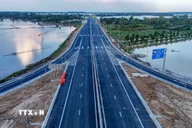 Cao tốc Cần Thơ-Cà Mau sẽ khánh thành đoạn Cần Thơ-Hậu Giang và thông xe kỹ thuật đoạn Hậu Giang-Cà Mau vào sáng 19/12. (Ảnh: Thanh Liêm/TTXVN)