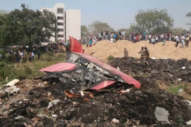 Hiện trường máy bay của Hãng hàng không Air India bị rơi tại thành phố Ahmedabad, bang Gujarat, Ấn Độ ngày 12/6/2025. (Ảnh: THX/TTXVN)