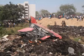 Hiện trường máy bay của Hãng hàng không Air India bị rơi tại thành phố Ahmedabad, bang Gujarat, Ấn Độ ngày 12/6/2025. (Ảnh: THX/TTXVN)