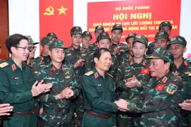 Đại tướng Nguyễn Tân Cương, Tổng Tham mưu trưởng, Thứ trưởng Bộ Quốc phòng động viên lực lượng cứu trợ trước giờ lên đường sang Myanmar ngay trong chiều ngày 30/3. (Ảnh: Trọng Đức/TTXVN)
