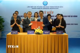 Quang cảnh lễ ký kết. (Ảnh: Quốc Dũng/TTXVN)