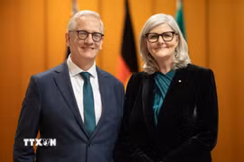 Toàn quyền Australia Sam Mostyn và Phu quân. (Nguồn: TTXVN phát)