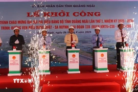 Đại diện lãnh đạo tỉnh thực hiện nghi thức bấm nút khởi công dự án. (Ảnh: Đinh Hương/TTXVN)