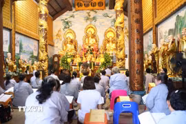 Lễ Vu Lan của cộng đồng người Việt tại Chùa Phật Tích ở thủ đô Vientiane, Lào. (Ảnh: Xuân Tú/TTXVN)