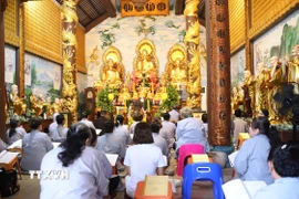 Lễ Vu Lan của cộng đồng người Việt tại Chùa Phật Tích ở thủ đô Vientiane, Lào. (Ảnh: Xuân Tú/TTXVN)