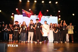 Các sinh viên tham dự chương trình cùng cất cao lời ca, tiếng hát ca ngợi đất nước, quê hương và thể hiện sự đoàn kết của cộng đồng du học sinh Việt Nam tại Australia. (Ảnh: Thanh Tú/TTXVN)