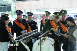 Lực lượng biên phòng hai nước Việt Nam-Trung Quốc tuyên truyền pháp luật biên giới tới tiểu thương kinh doanh tại chợ Tân Thanh (Lạng Sơn). (Ảnh: Quang Duy/TTXVN)