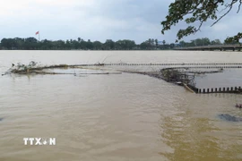 Cầu đi bộ ven bờ Nam sông Hương, thành phố Huế còn ngập lụt sáng 18/11. (Ảnh: Nguyên Lý/TTXVN)