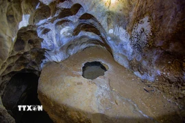 "Giếng nước tiên" trong động Nam Sơn là một miệng lỗ nhỏ rất nhiều nước trên một khối đá và không bao giờ cạn. (Ảnh: Trọng Đạt/TTXVN)