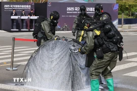 Cảnh sát diễn tập tình huống giả định về vụ tấn công sinh học, hóa học và chất phóng xạ tại thành phố Gyeongju, nơi sẽ diễn ra hội nghị cấp cao APEC. (Nguồn: YONHAP/TTXVN)