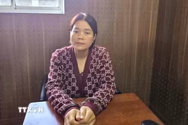 Nguyễn Thị Yến (45 tuổi, quê Thanh Hóa) bị khởi tố, bắt tạm giam để điều tra về hành vi lừa đảo chiếm đoạt tài sản; cơ quan điều tra xác định Yến đã tạo vỏ bọc là cán bộ thuộc một “Cục nghiệp vụ Bộ Công an” để thực hiện hành vi phạm tội. (Ảnh: TTXVN phát)