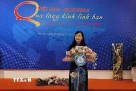 Chủ tịch Hội Nghệ sỹ Nhiếp ảnh Việt Nam Trần Thị Thu Đông phát biểu khai mạc. (Ảnh: Phương Thanh/TTXVN)