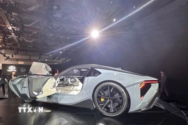 Lexus Sport Concept, mẫu xe điện thể thao, sở hữu thiết kế hai cửa thể thao, thân thấp và rộng. (Ảnh: Nguyễn Tuyến/TTXVN)