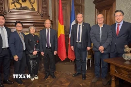 Đại sứ Đinh Toàn Thắng và đoàn công tác chụp ảnh kỷ niệm với Thị trưởng Louis Aliot và lãnh đạo thành phố Perpignan. (Ảnh: Đào Dũng/TTXVN)