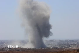 Khói bốc lên sau loạt không kích của Israel xuống Dải Gaza. (Nguồn: THX/TTXVN)