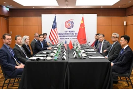 Ngoại trưởng Mỹ Marco Rubio (thứ 4, trái) trong cuộc gặp với người đồng cấp Trung Quốc Vương Nghị (thứ 3, phải) bên lề Hội nghị Bộ trưởng Ngoại giao ASEAN lần thứ 58 (AMM-58) tại Malaysia, ngày 11/7/2025. (Ảnh: THX/TTXVN)