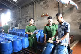 Cơ quan Công an kiểm tra các lu làm giá đỗ. (Nguồn: Cổng thông tin điện tử Bộ Công an)