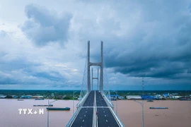 Mặt cầu Rạch Miễu 2 rộng 17,5m, có khả năng lưu thông 4 làn xe. (Ảnh: Đức Tâm/TTXVN)