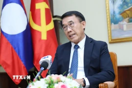 Trưởng ban Đối ngoại Trung ương Lào Bounleua Phandanouvong trả lời phỏng vấn. (Ảnh: Đỗ Bá Thành/TTXVN)