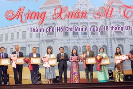 Trao tặng Bằng khen của Chủ tịch Ủy ban Nhân dân Thành phố cho các cá nhân kiều bào có thành tích xuất sắc trong phục vụ phát triển Thành phố. (Ảnh: Xuân Khu/TTXVN)