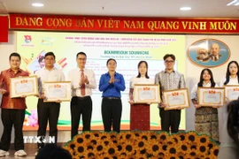 Các sinh viên, học viên Lào-Campuchia tiêu biểu năm 2025 được tuyên dương tại chương trình. (Ảnh: Thu Hương/TTXVN)