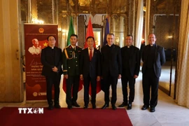 Đại sứ Việt Nam tại Italy Dương Hải Hưng tiếp đón Thứ trưởng Ngoại giao Tòa thánh Vatican, Đức ông Miroslaw Wachowski đến dự Lễ kỷ niệm 80 năm Quốc khánh 2/9. (Ảnh: Thanh Hải/TTXVN)