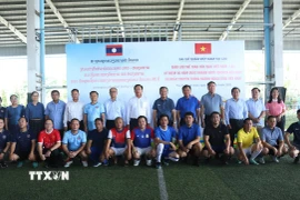 Đội bóng Đại sứ quán Việt Nam cùng đại diện lãnh đạo các bộ ngành của Lào và Đại sứ. (Ảnh: Xuân Tú/TTXVN)