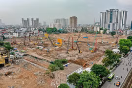 Tình trạng ô nhiễm khói bụi ở Hà Nội phát sinh từ hoạt động phá dỡ, thi công xây dựng diễn biến phức tạp. (Ảnh: Trung Nguyên/TTXVN)