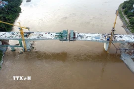 Các đơn vị kiểm soát tiến độ các hạng mục, phấn đấu ngày 28/8/2025 hợp long cầu, cuối tháng 9 hoàn thành và thông xe cầu vào đầu tháng 10. (Ảnh: TTXVN phát)