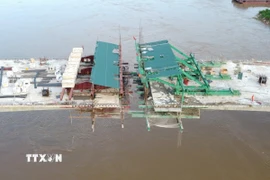 Cầu Phong Châu mới đang dần dần lộ diện, phấn hợp long vào đúng dịp Quốc khánh 2/9. (Ảnh: Tạ Toàn/TTXVN)