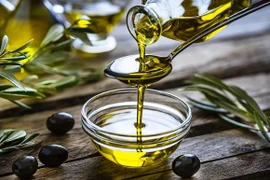 Khoảng 13,8% thành phần của dầu ôliu là chất béo bão hòa, trong khi 10,5% là chất béo không bão hòa đa như axit béo omega-6 và omega-3. (Nguồn: Getty Images)