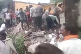 Hàng trăm người tập trung xung quanh công trình bị sập. (Nguồn: India Today)