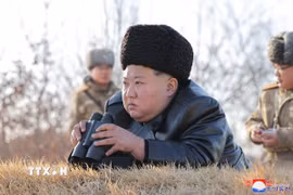 Nhà lãnh đạo Kim Jong Un giám sát vụ phóng tên lửa hành trình chiến lược trên vùng biển ngoài khơi bờ biển phía Tây Triều Tiên ngày 26/2/2025. (Ảnh: Yonhap/TTXVN)