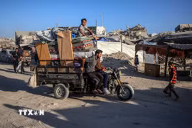 Người dân Palestine sơ tán tránh xung đột tại Gaza. (Nguồn: THX/TTXVN)