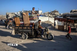 Người dân Palestine sơ tán tránh xung đột tại Gaza. (Nguồn: THX/TTXVN)