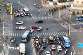 Các phương tiện giao thông trước chợ Bến Thành (Thành phố Hồ Chí Minh). (Ảnh: Hồng Đạt/TTXVN)