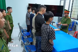 Cơ quan Cảnh sát điều tra Công an tỉnh Đồng Tháp tống đạt Quyết định khởi tố và ra Lệnh cấm đi khỏi nơi cưu trú đối với 5 bị can. (Ảnh: TTXVN phát)