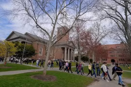 Sinh viên tại Đại học Harvard ở Cambridge, bang Massachusetts, Mỹ. (Ảnh: REUTERS/TTXVN)