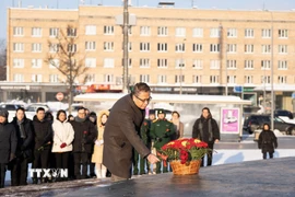Đại sứ Việt Nam tại Nga Đặng Minh Khôi đặt hoa tưởng nhớ Chủ tịch Hồ Chí Minh vĩ đại. (Ảnh: Trần Hải/TTXVN)