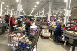 Người tiêu dùng mua sắm tại một trung tâm thương mại ở bang Virginia (Mỹ). (Ảnh: Ngọc Quang/TTXVN)
