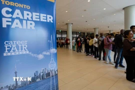 Người dân tham gia hội chợ việc làm tại Toronto, Canada. (Nguồn: THX/TTXVN)