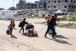 Người dân sơ tán tránh xung đột tại thành phố Gaza ngày 19/3/2025. (Nguồn: THX/TTXVN)